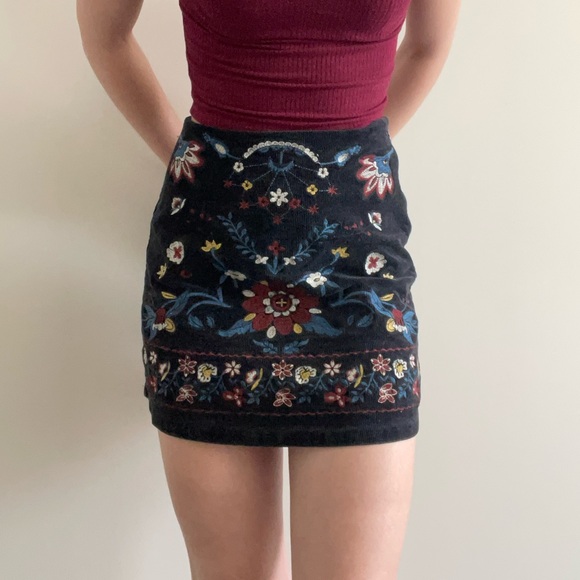 Beautiful mini skirt with stitching details - Picture 1 of 4